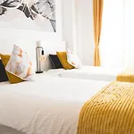 Apartamento A 30 Metro De La Playa Con Piscina Y Garaje En La Carihuela