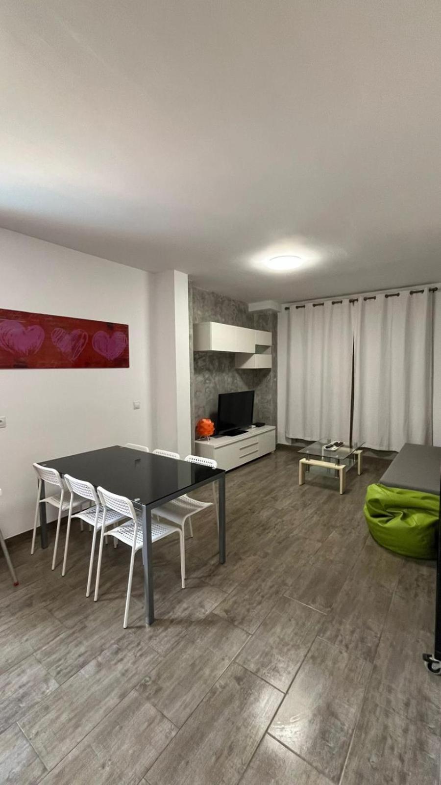 A 30 Metro De La Playa Con Piscina Y Garaje En La Carihuela Lejlighed