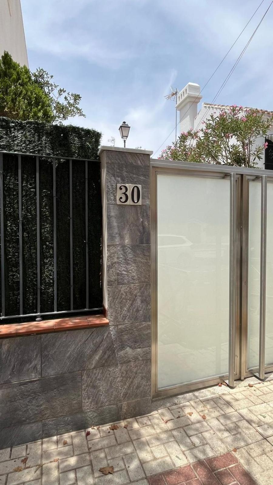 Lejlighed A 30 Metro De La Playa Con Piscina Y Garaje En La Carihuela *